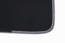 Mantilla acolchada con cord�n y ribete