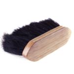 Cepillo hecho con pelo de caballo y madera